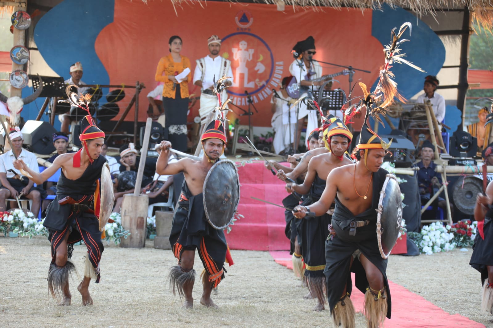 Aksi yang ditampilkan pada Pagelaran Budaya Sadar Bencana Mitigasi Bencana Melalui Kearifan Lokal dengan "Madung Ati Ba Hanganya Nam Haduka" yang memiliki makna Ketangguhan dan Kesiagaan dalam menghadapi bencana, yang dihelat di Kabupaten Sumba Tengah, Provinsi Nusa Tenggara Timur pada Jumat (1/9).